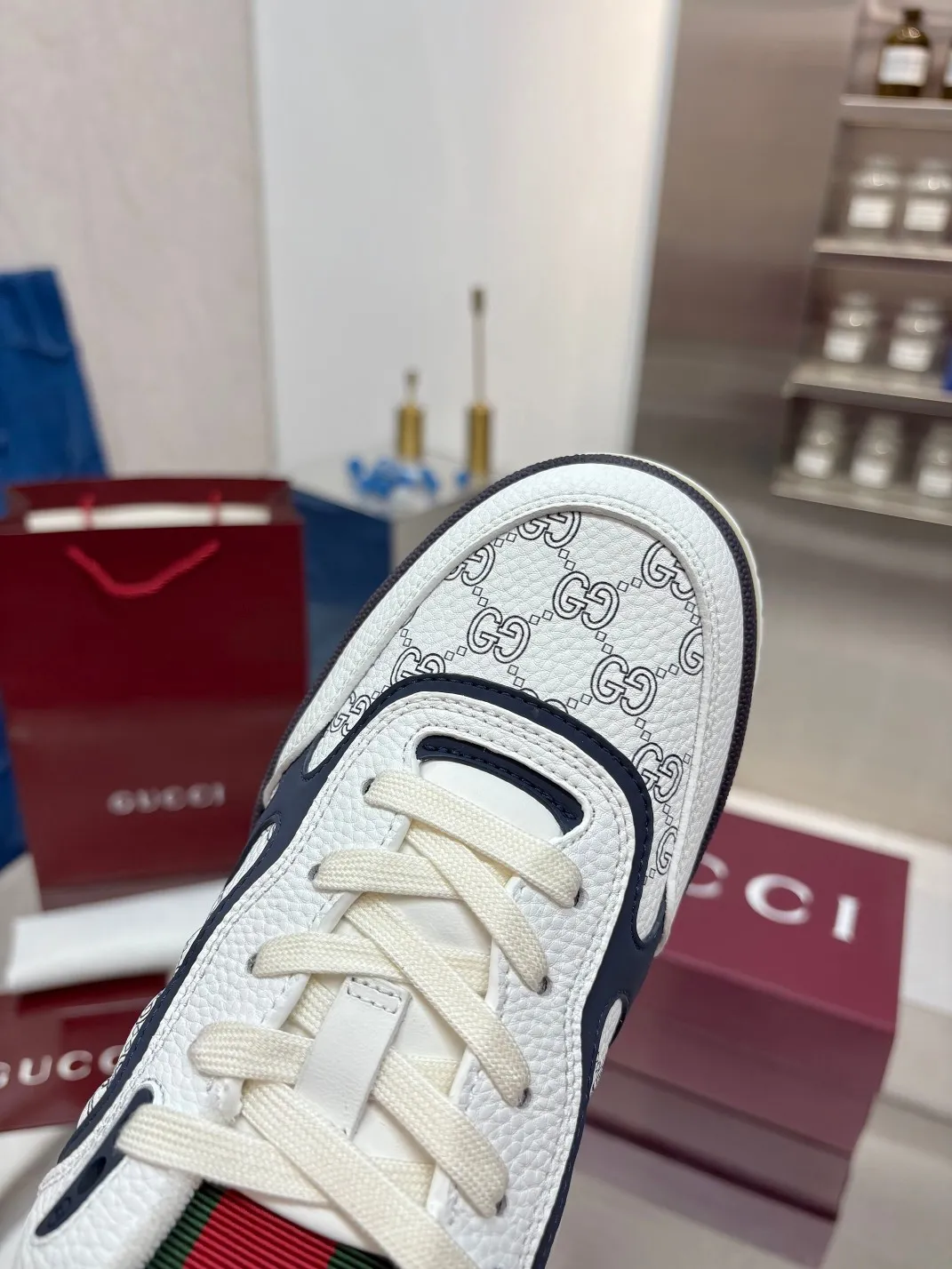 Men's Men's Shoes 💰660 Gucci Gucci's latest hot-selling series of high and low-top distressed couple sneakers are shipped. Original purchase, development and production. This high-low top sneaker adopts a basketball-style silhouette design, cleverly integrated with hollow panels and distressed effects, showing its unique ingenuity. The ingenuity incorporates brand logo details such as interlocking Double G styling accessories and Gucci lettering, a low-key tribute to the brand's design heritage.  ▪️ Fabric: Original customized imported first-layer cowhide ▪️ Lining: Sweat-absorbent and deodorant towel lining ▪️ Sole: Original molded TPU sole ▪️ Sole thickness: 3cm ▪️ Size: Male 39-46 (46 customized)